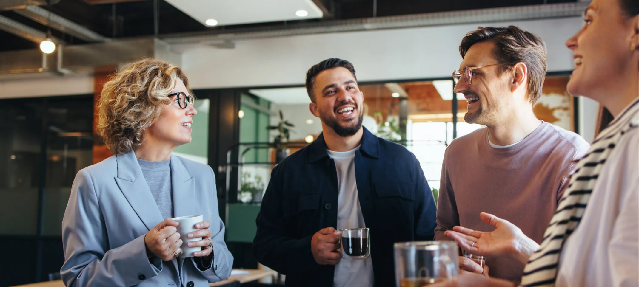 Kollegor som samtalar på kontoret